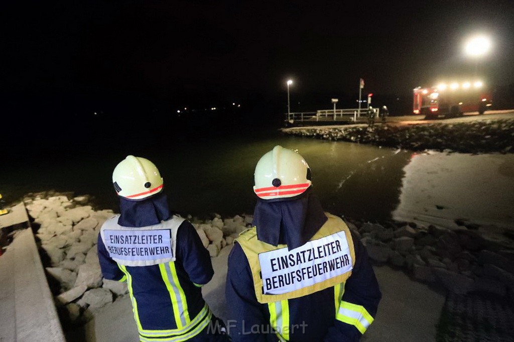 PKW im Rhein Koeln Merkenich neben dem Hitdofer Faehranleger P01.jpg